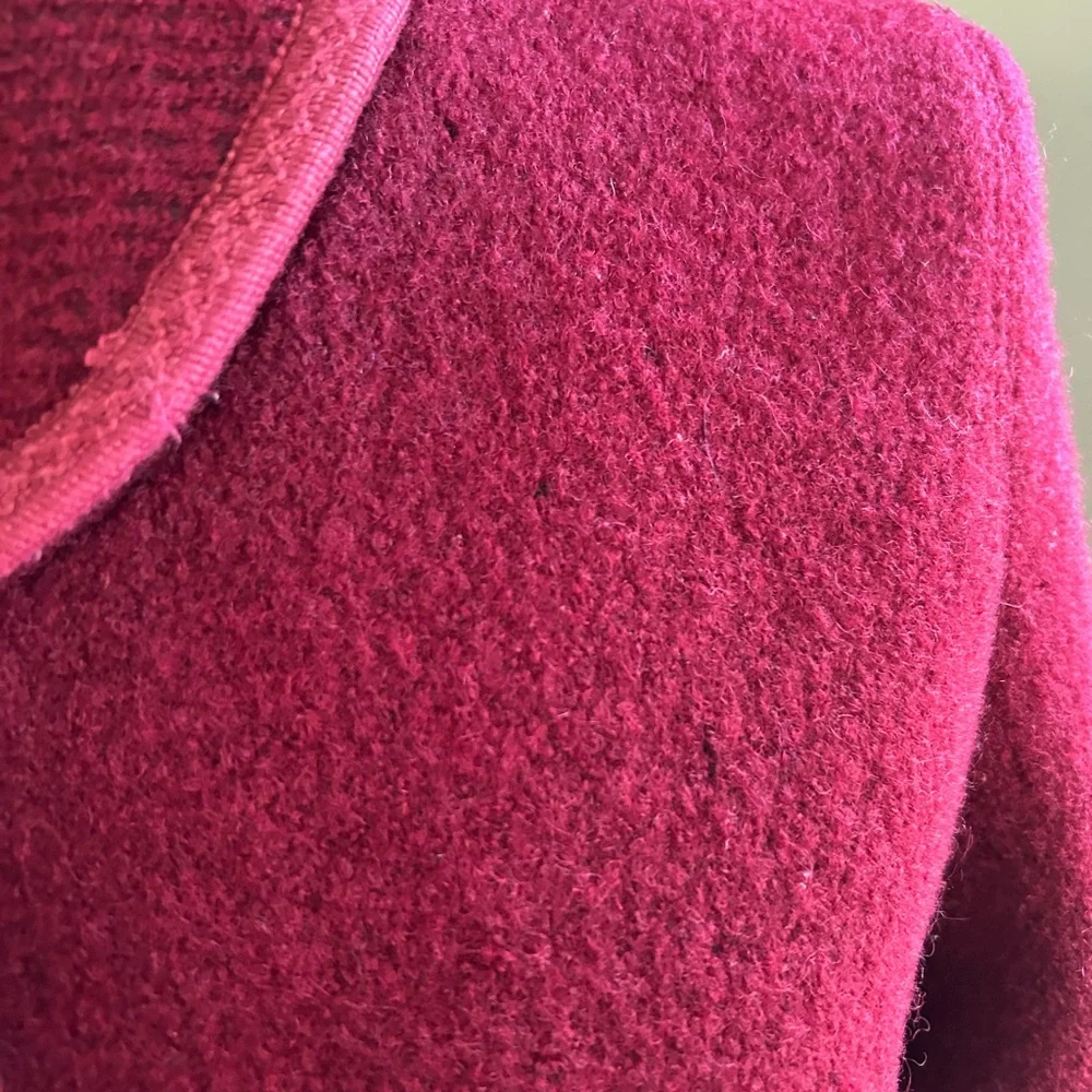 Vintage wool coat cranberry red size 2/4. Shawl neck, retro buttons,big pockets